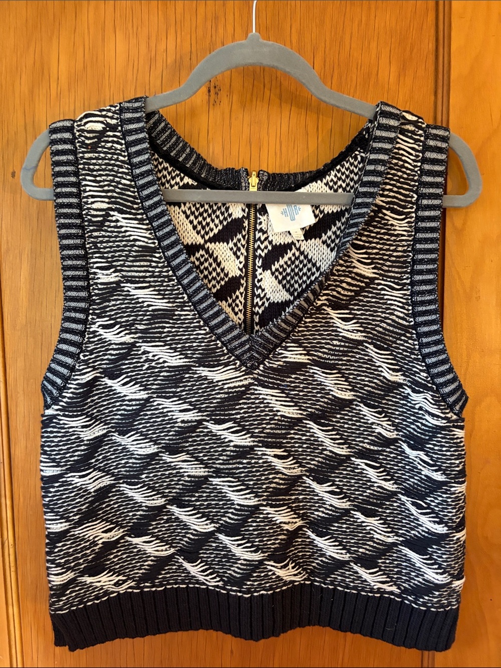 HUE Black & White V‑Neck Patterned Knit Tank vest